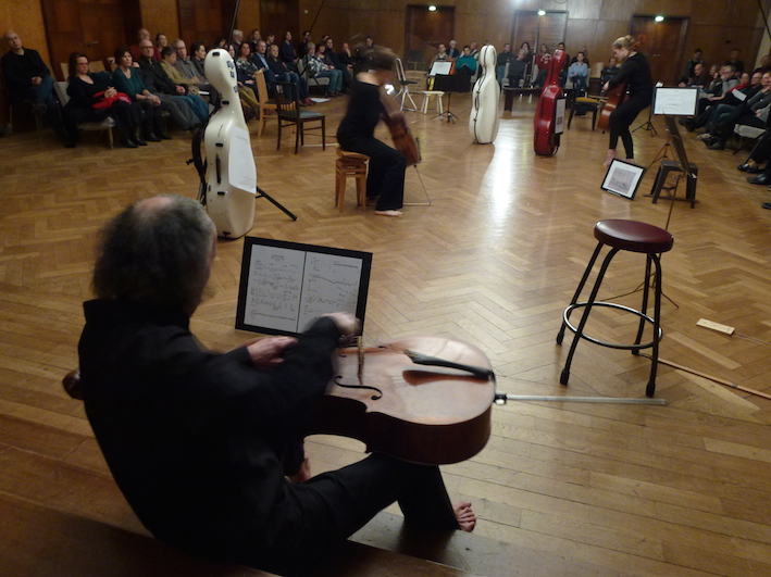 Cellist auf Treppe